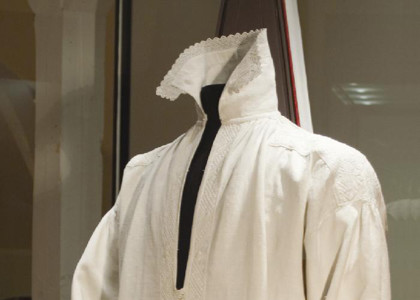 Hvid brudeskjorte med hedebo-syet pynt