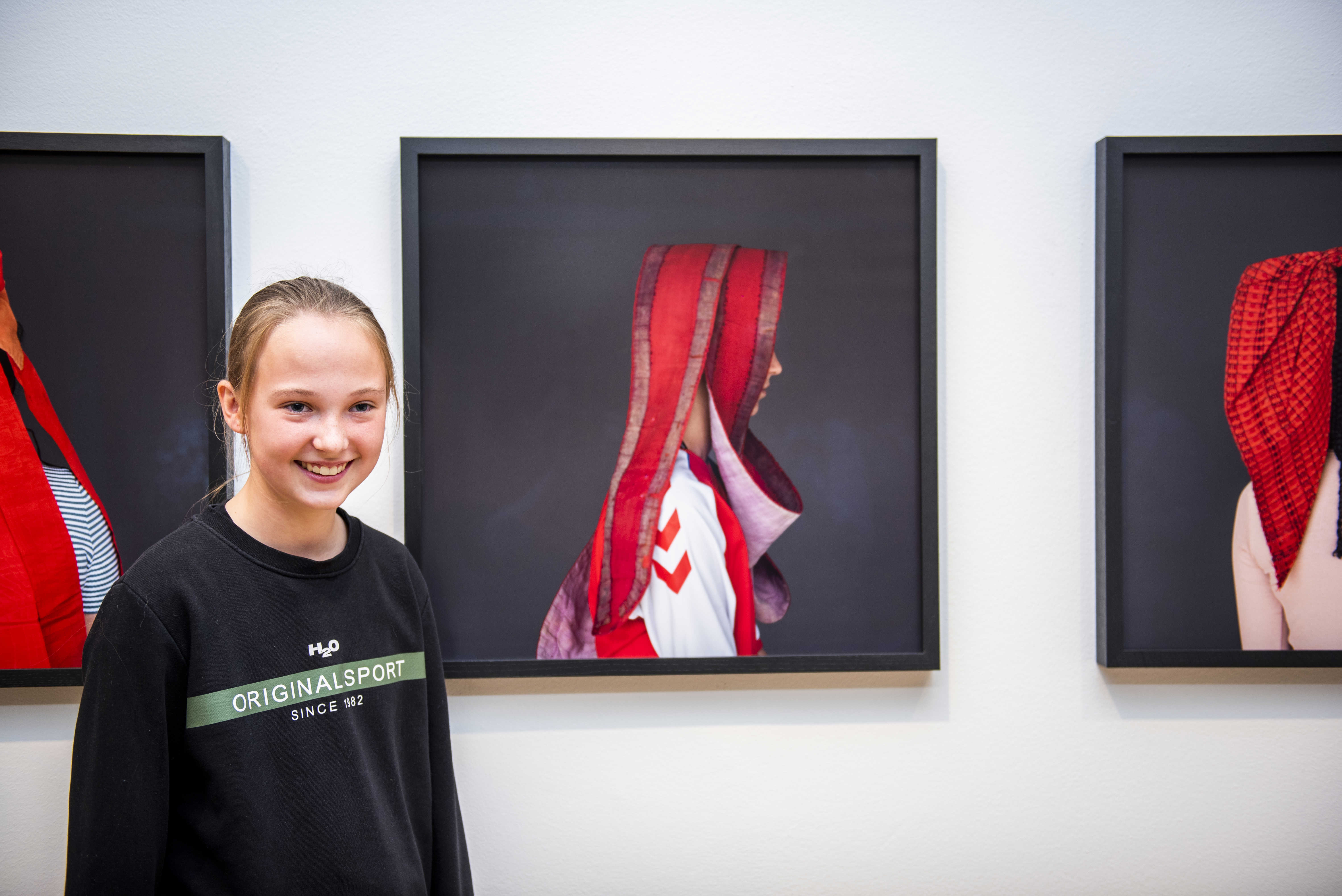 Model foran eget portræt i udstillingen Faraway Nearby af fotokunstneren Trine Søndergaard