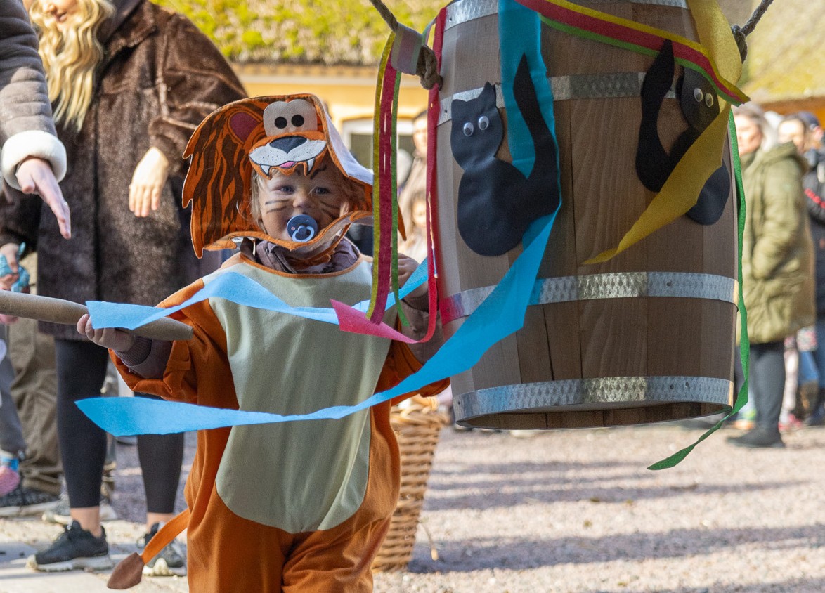 Barn slår katten af tønden på Greve Museum