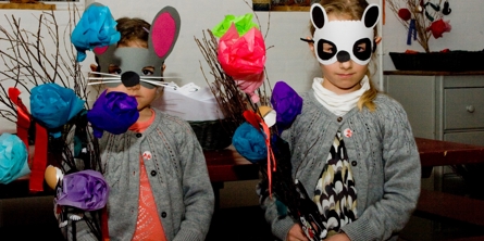 Fastelavn - børn med hjemmelavede masker og fastelavnsris