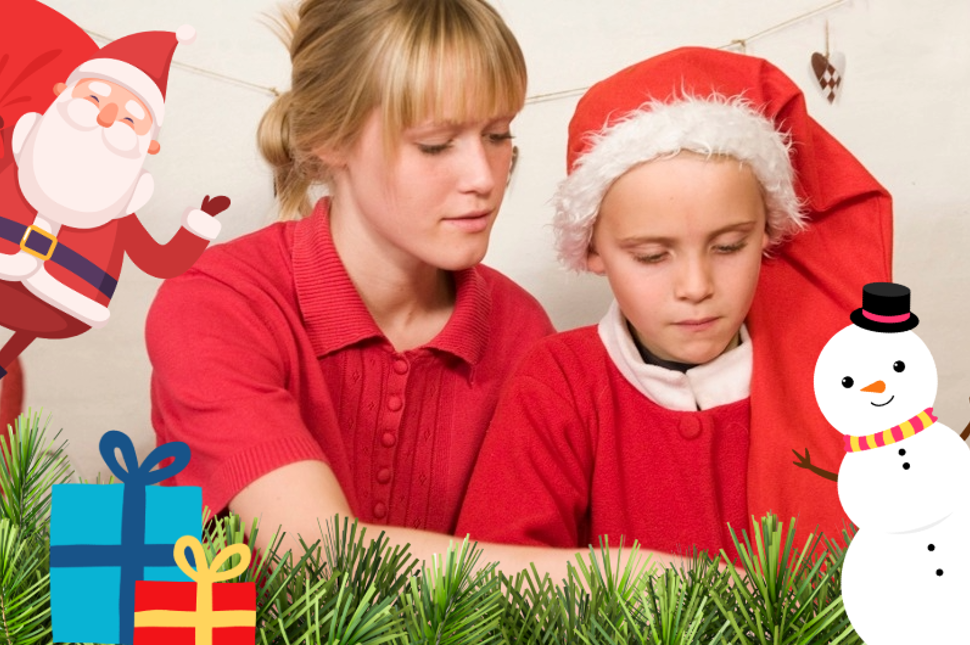 Børn klipper julepynt