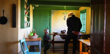 Far og søn i det gamle køkken