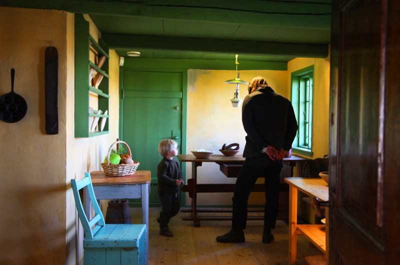 Far og søn i det gamle køkken