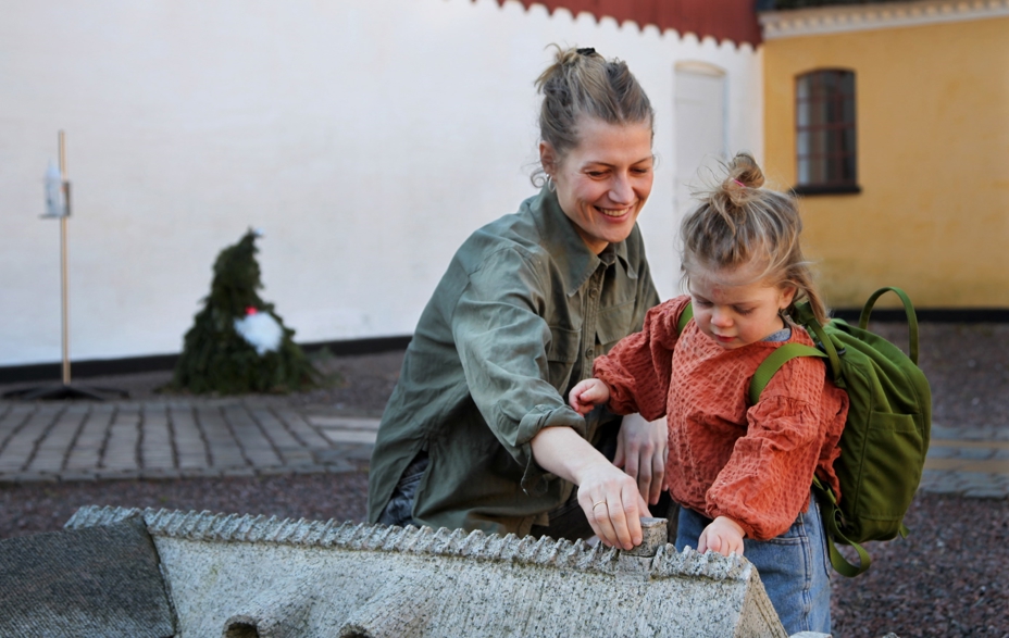 Mor og barn på gårdspladsen på Greve Museum