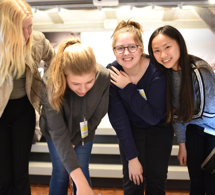 Elever i udstillingen "Velfærdsdrømme"