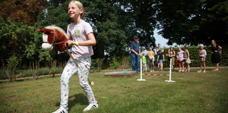 Pige og kæphest i museumshaven