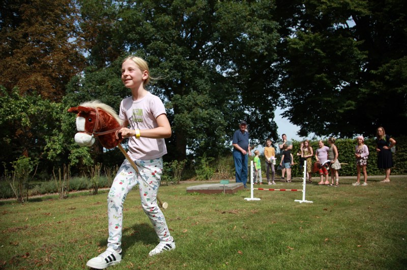 Pige og kæphest i museumshaven