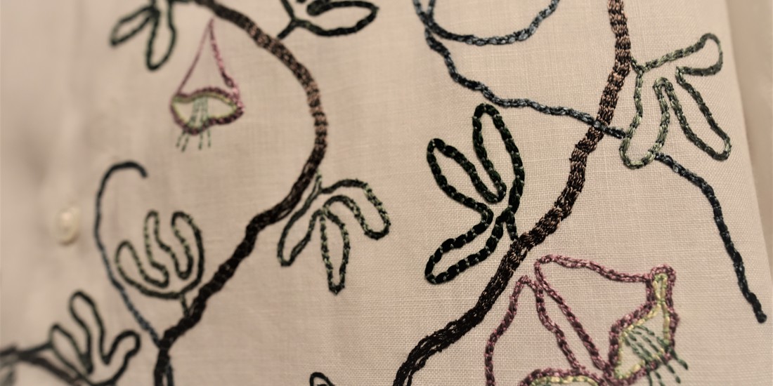Detalje fra værk i udstillingen "Anni Bloch - Trådkunst 2"