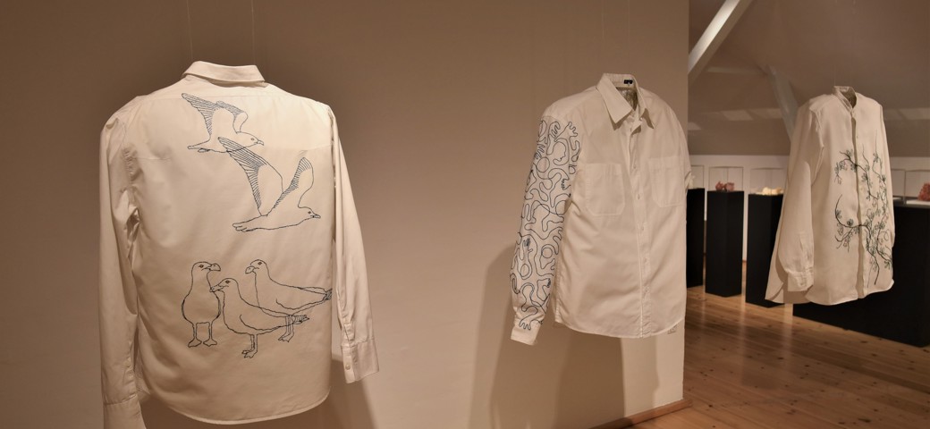 Anni Bloch Trådkunst 2-udstillingen med et udvalg af tre broderet skjorter