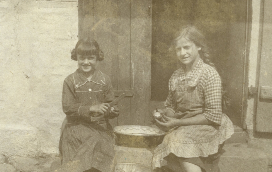 Piger skræller kartofler