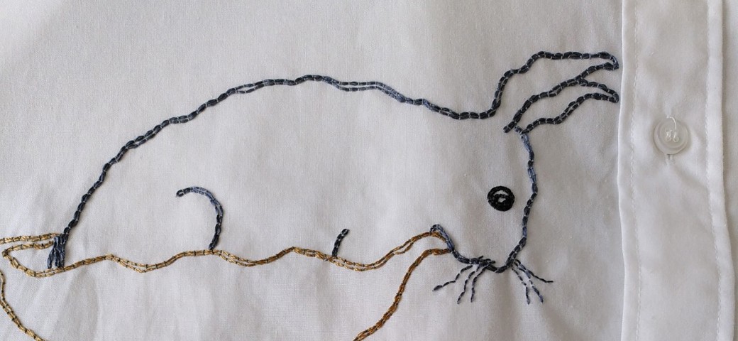 Anni Bloch Trådkunst 2-udstillingen - kanin i pokal, der kigger efter mælkebøtte