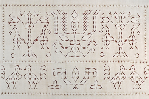 Hedebosyning på hvidt stof