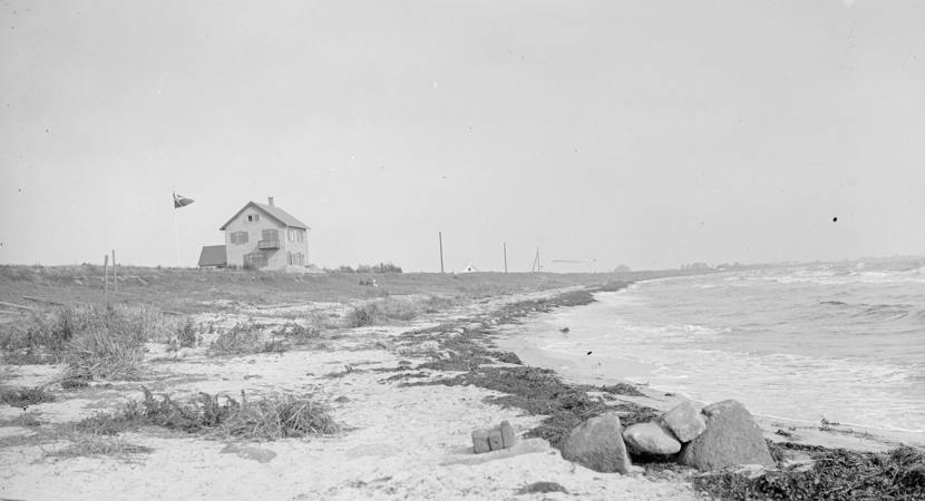 Huset Klinten fotograferet helt for sig selv ved stranden i 1911