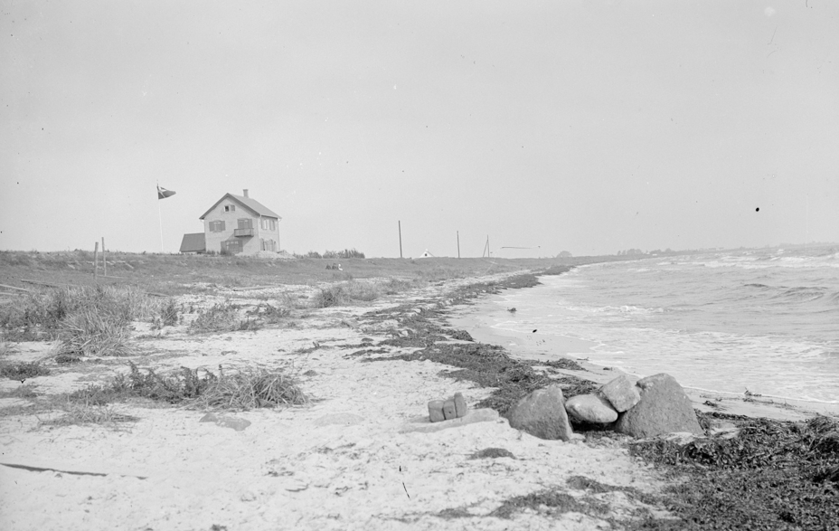 Huset Klinten fotograferet helt for sig selv ved stranden i 1911