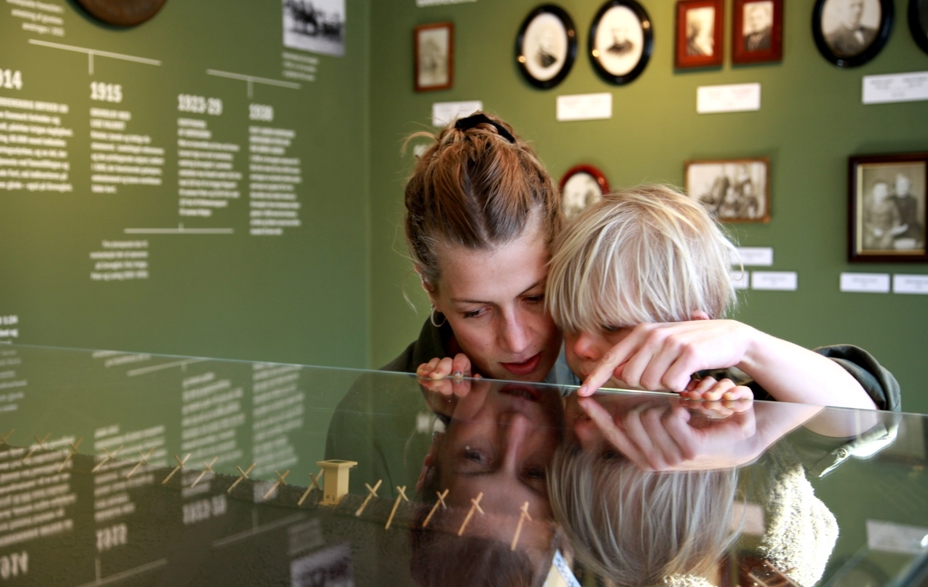 Mor og barn på Greve Museum