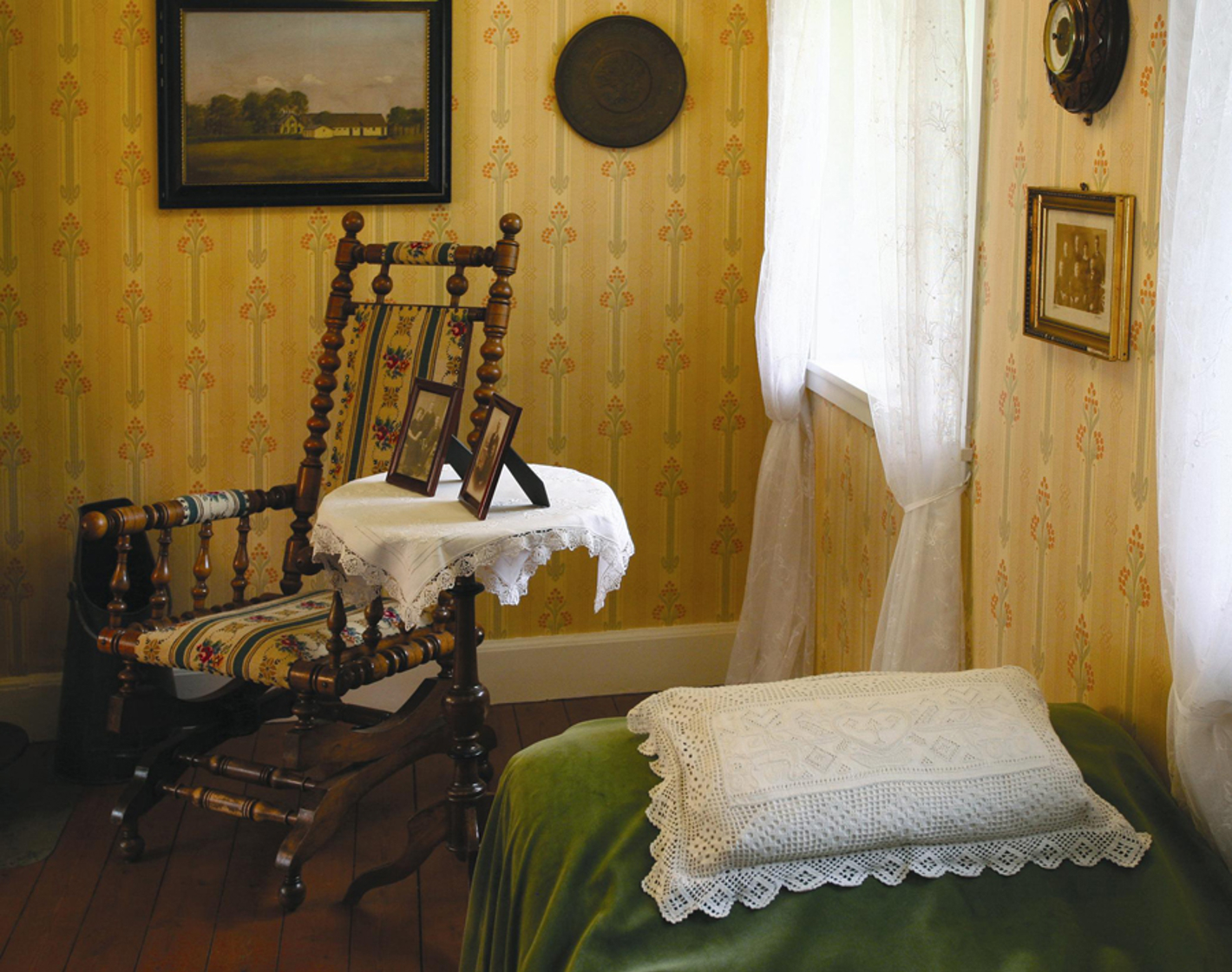 Billede viser en stue fra 1920, hvor datter har ændret på moderens broderede pyntehåndklæde og lavet det til pudebetræk