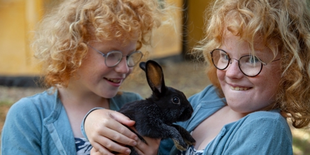 Tvillinger holder en sød lille kanin