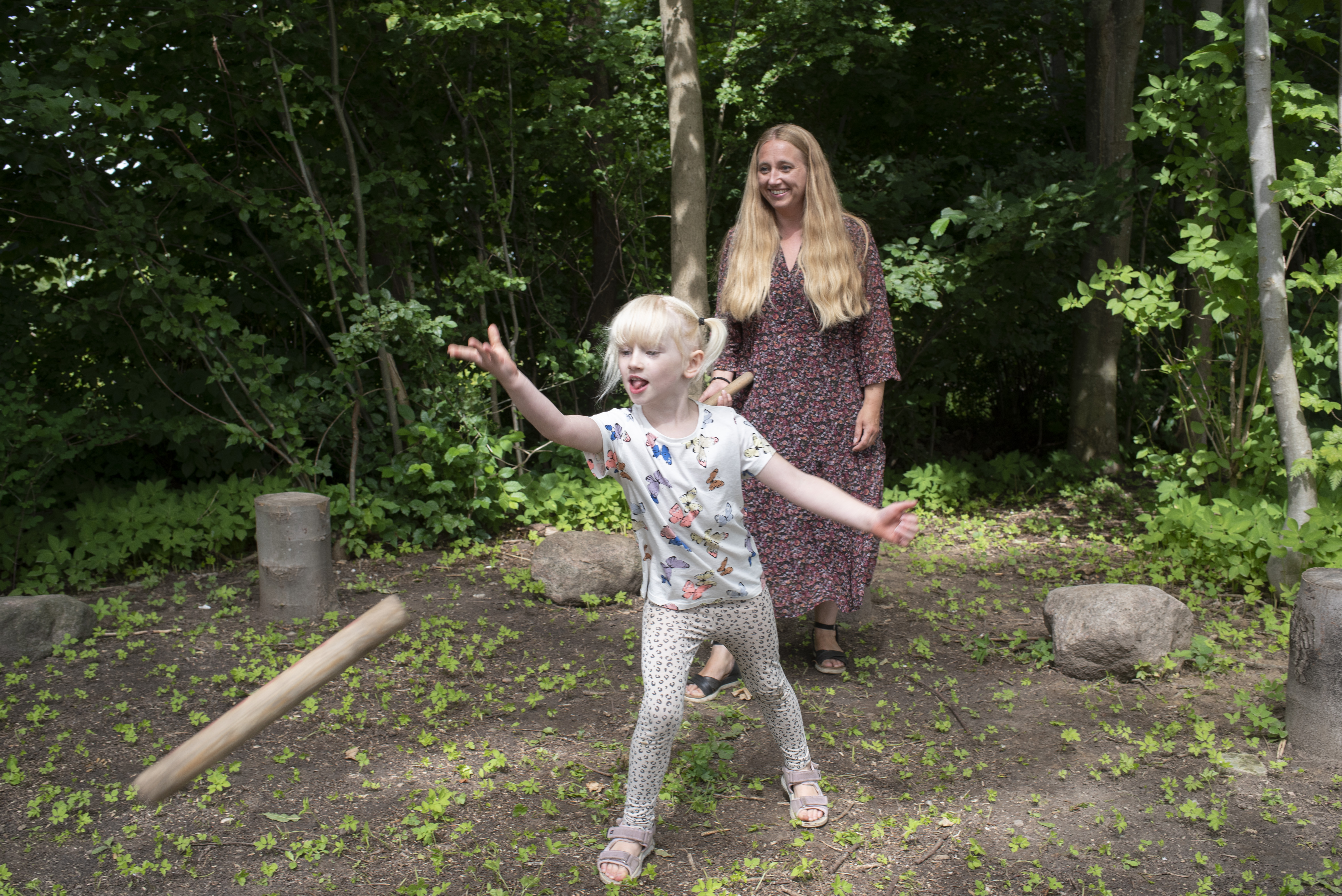 Pige og kvinde leger gammeldags lege på Greve Museum