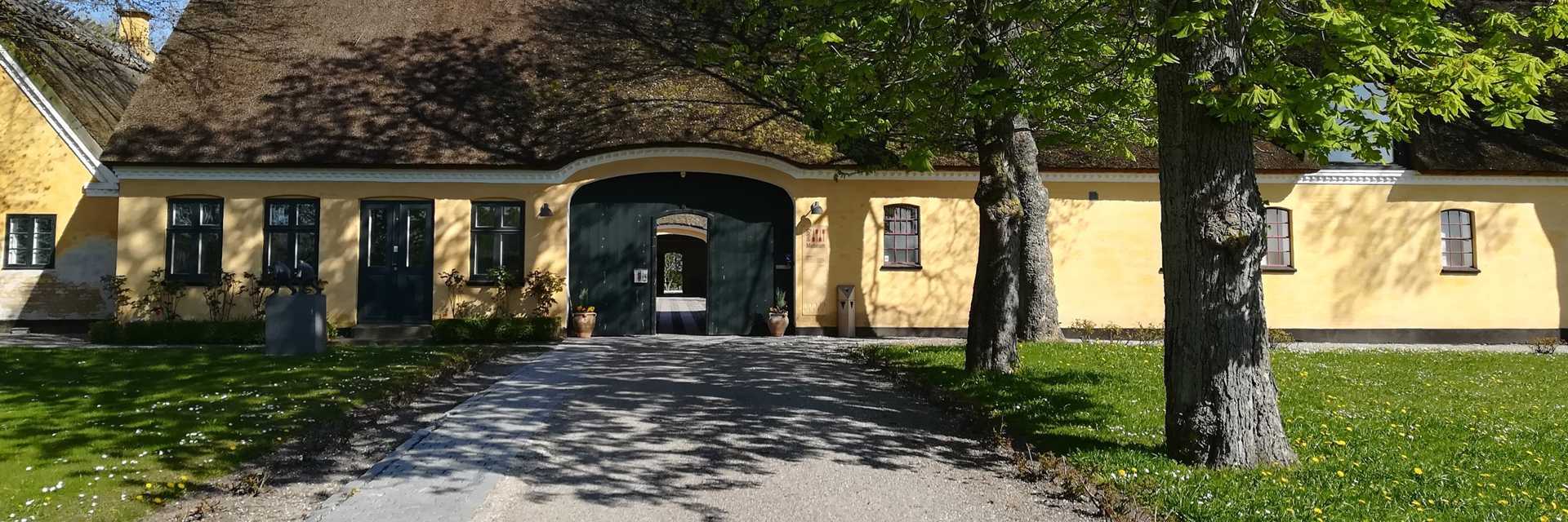 Grevegård, hvor Greve Museum, er placeret, er en smuk gammel hedebogård med stråtækt tag og gul facade