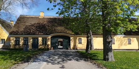 Grevegård, hvor Greve Museum, er placeret, er en smuk gammel hedebogård med stråtækt tag og gul facade