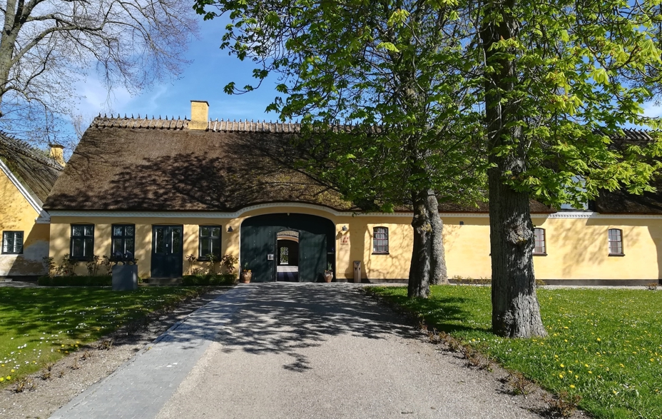 Grevegård, hvor Greve Museum, er placeret, er en smuk gammel hedebogård med stråtækt tag og gul facade