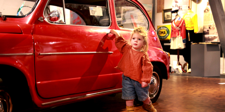 Lille pige og rød bil