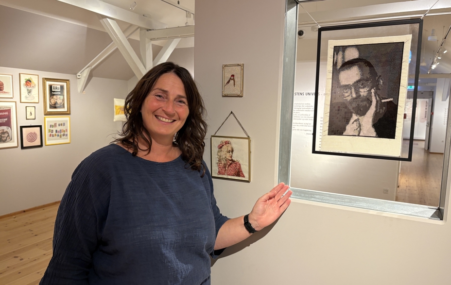 Museumsinspektør Kamilla Hjortkjær viser rundt