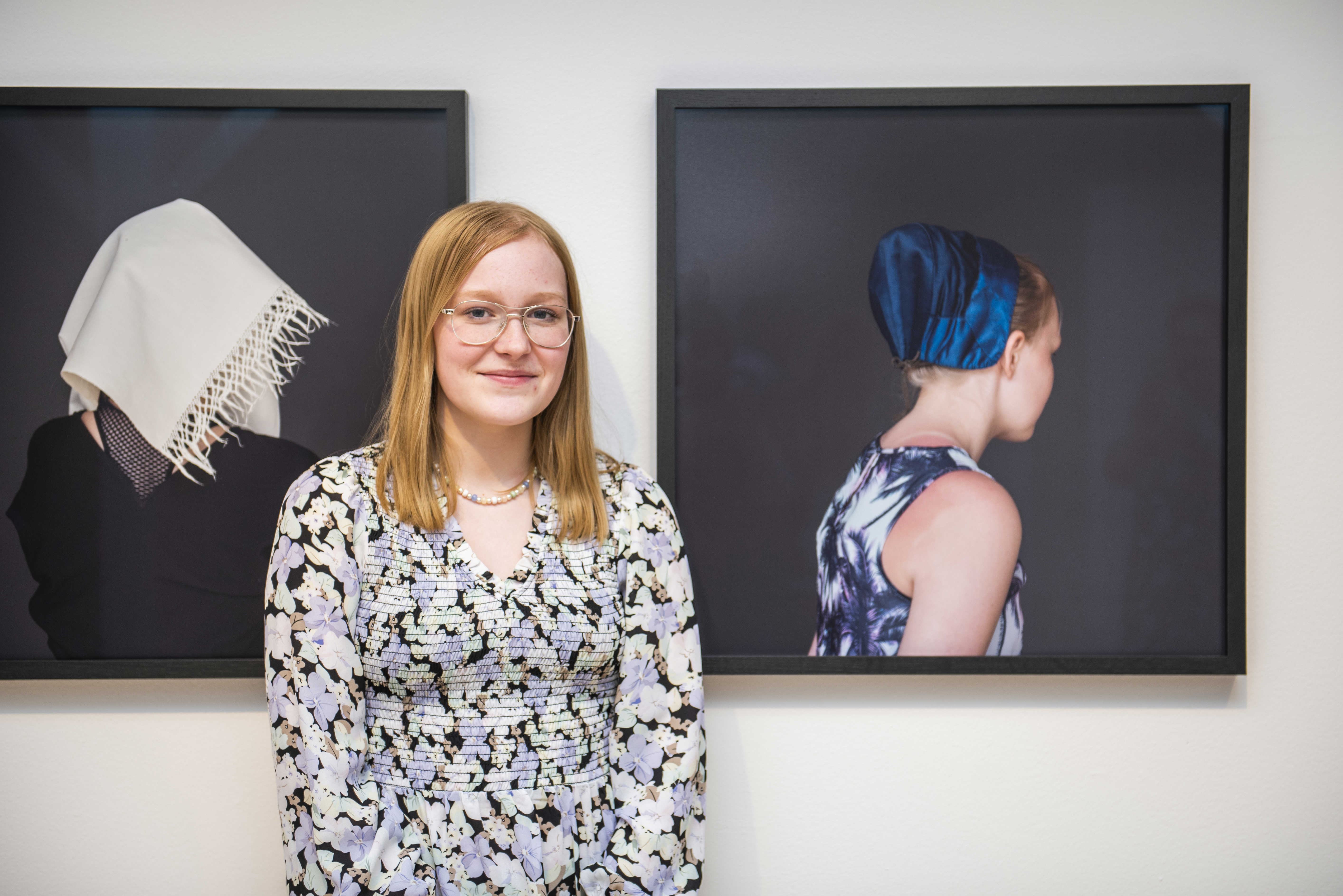 Model foran eget portræt i udstillingen Faraway Nearby af fotokunstneren Trine Søndergaard