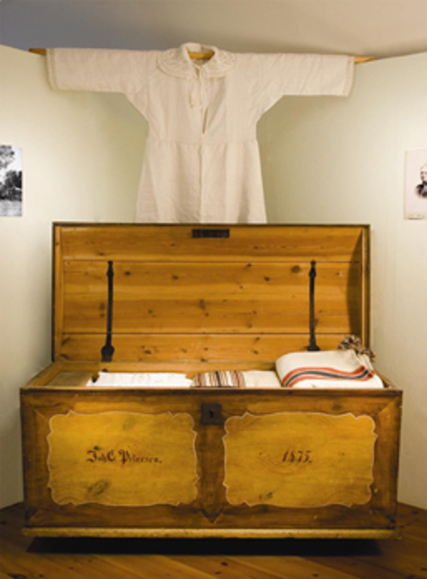 En brudekiste fra 1575 som opbevarer hvide klæder