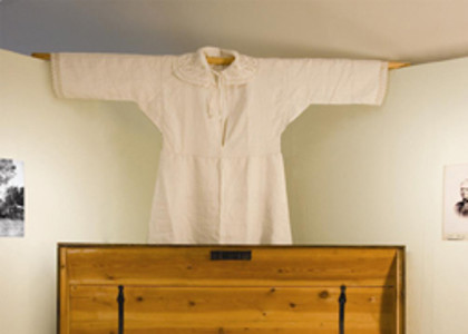 En brudekiste fra 1575 som opbevarer hvide klæder