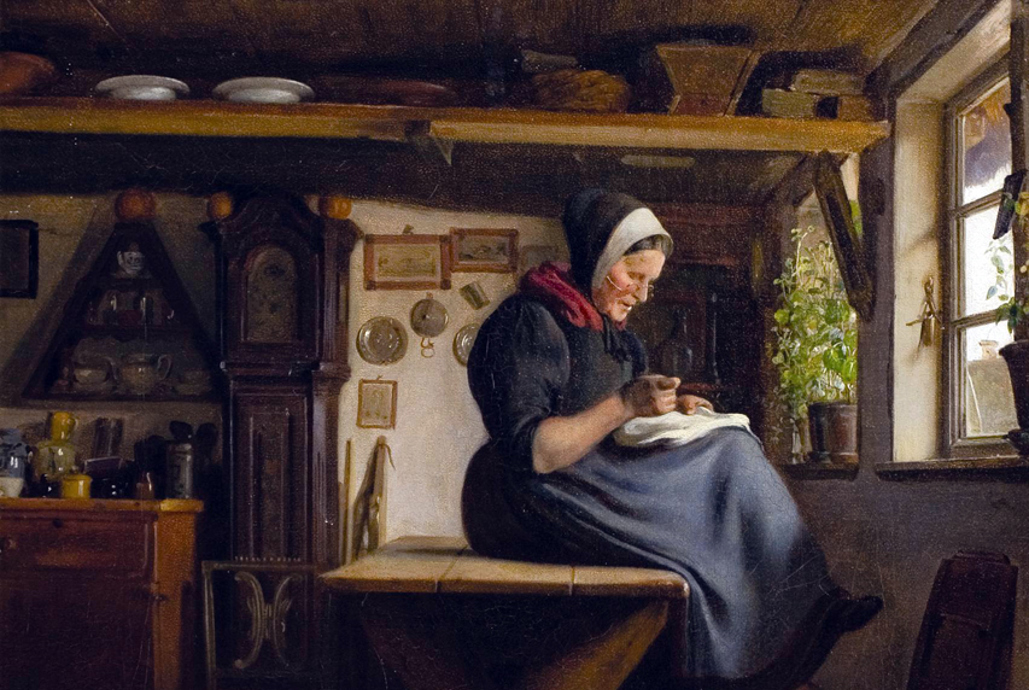 Hedebokvinde der sidder på spisebordet ved vinduet og syr på et hvidt stykke stof