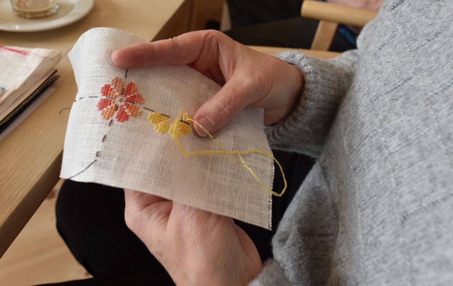 Skønt broderi lavet i håndarbejscaféen, der finder sted hver anden uge