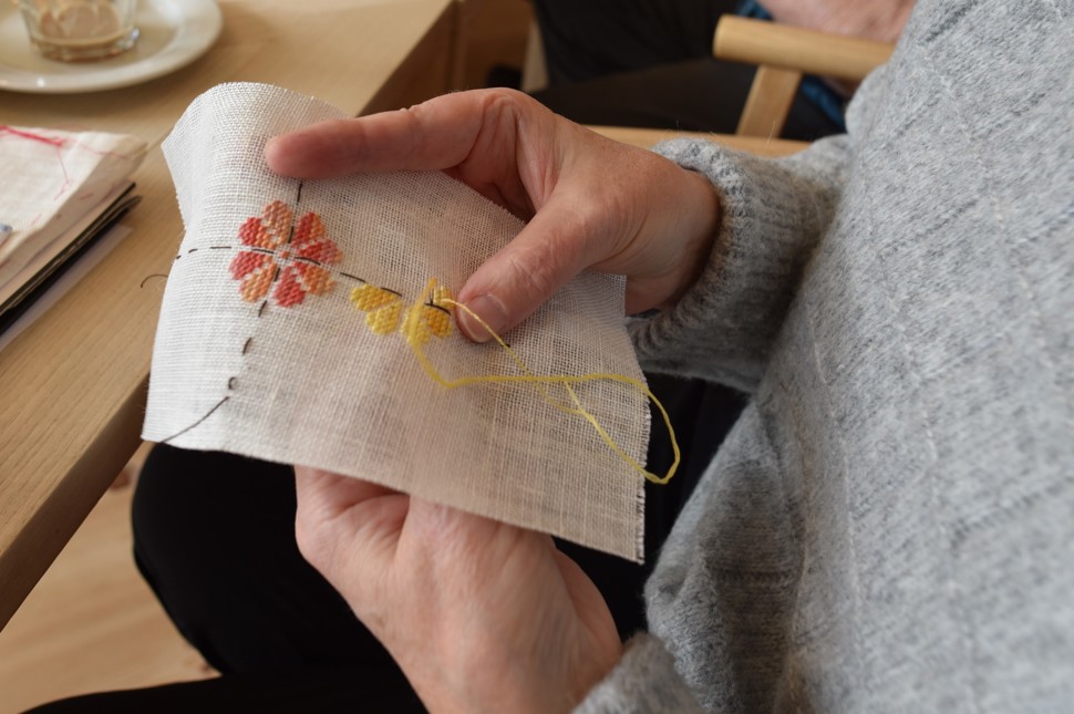 Skønt broderi lavet i håndarbejscaféen, der finder sted hver anden uge
