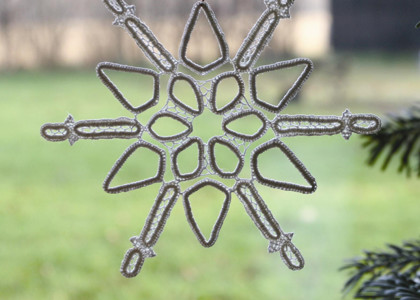 En snefnug syet i hedebo-stil der blev brugt til julepynt