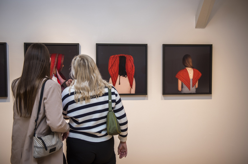 To kvinder, der ser på værker i udstillingen Faraway Nearby af fotokunstneren Trine Søndergaard