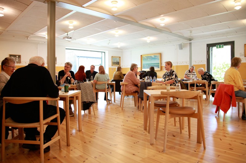 Café er fyldt med mennesker på Greve Museum
